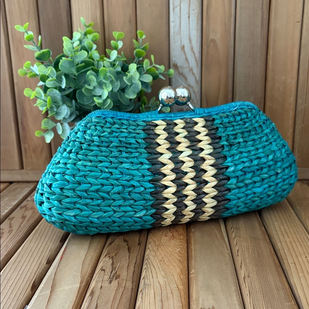 KAVU Straw Woven Clutch Teal Yellow Lined Kiss Lock Boho Chic Summer Bag